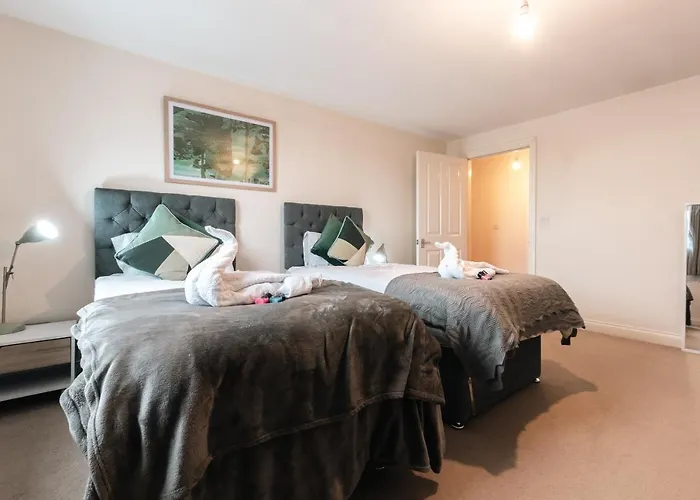Best Price! - Huge 3 Bed 2 Bath City Centre Top Floor Apartment, Up To 10 Guests - Free Secure Parking - Smart Tv - Singles Or King Size Beds