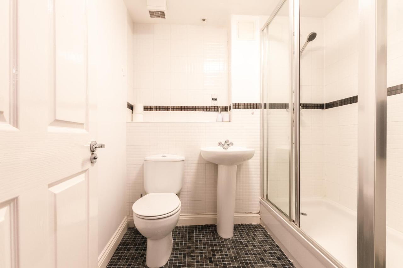 Price! - Huge 3 Bed 2 Bath Centre Floor Apartment, Up To 10 Guests - Free Secure Parking - Smart Tv - Singles Or King Size Beds * Southampton