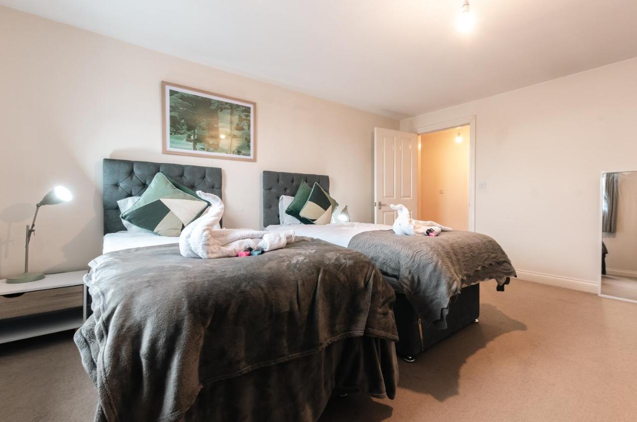 Price! - Huge 3 Bed 2 Bath Centre Floor Apartment, Up To 10 Guests - Free Secure Parking - Smart Tv - Singles Or King Size Beds