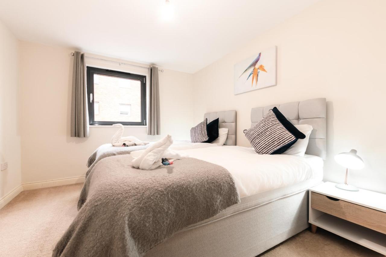 Price! - Huge 3 Bed 2 Bath Centre Floor Apartment, Up To 10 Guests - Free Secure Parking - Smart Tv - Singles Or King Size Beds * Southampton