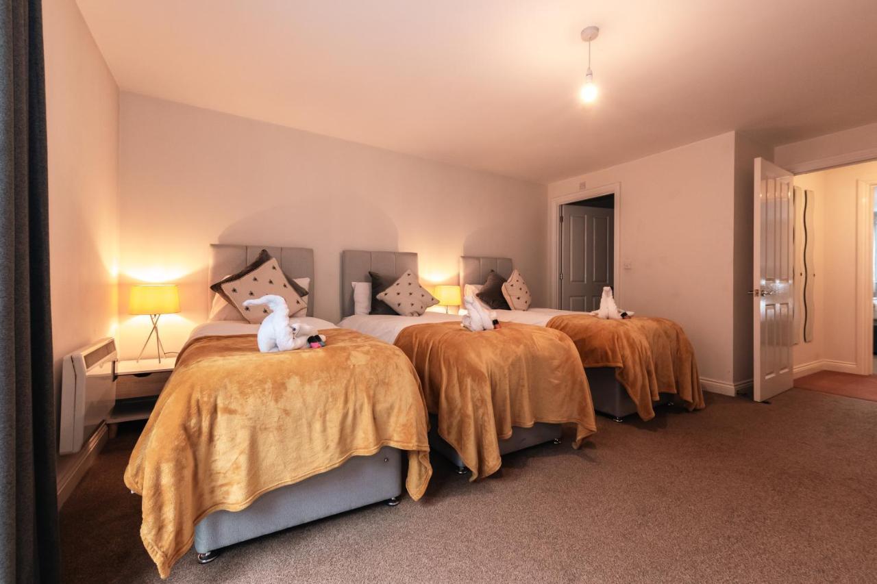 Price! - Huge 3 Bed 2 Bath Centre Floor Apartment, Up To 10 Guests - Free Secure Parking - Smart Tv - Singles Or King Size Beds Apartment *