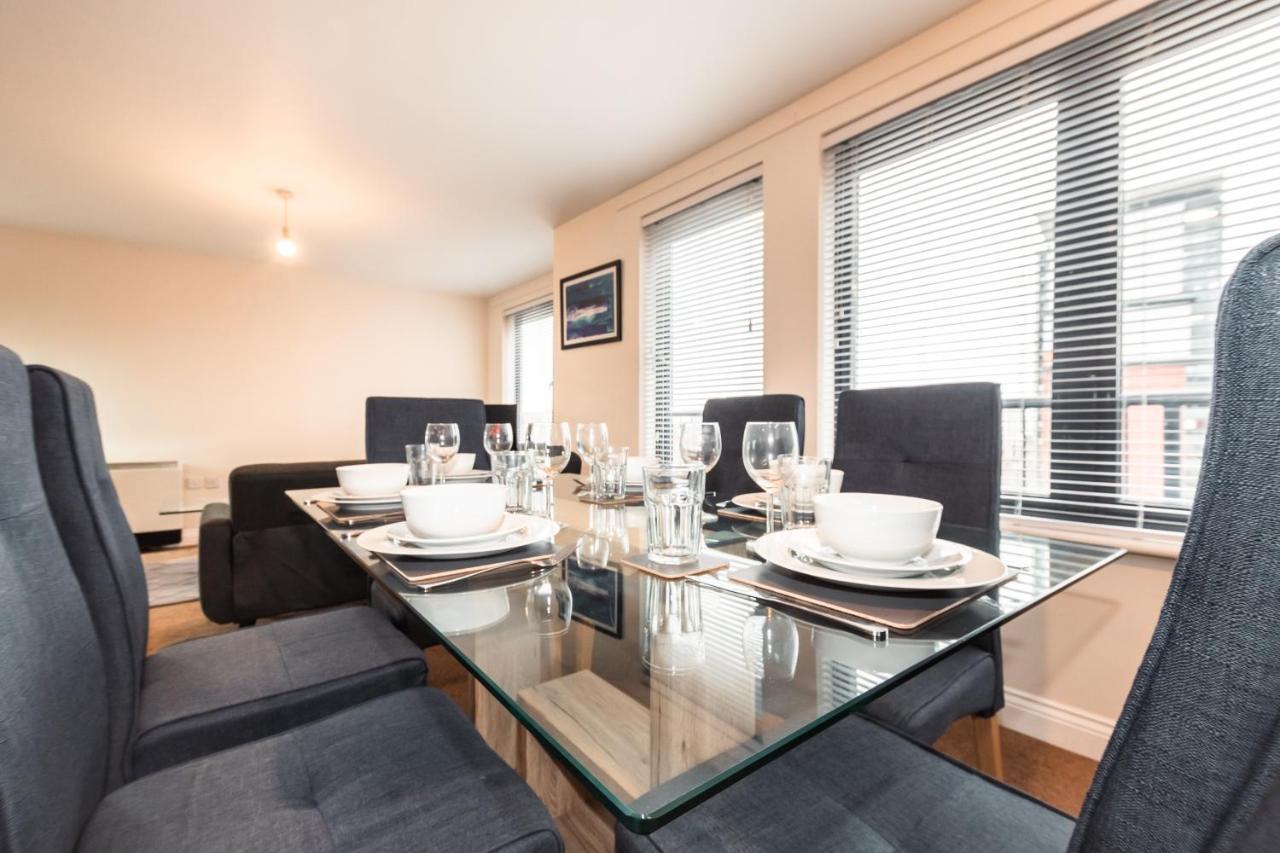 Apartment Price! - Huge 3 Bed 2 Bath Centre Floor Apartment, Up To 10 Guests - Free Secure Parking - Smart Tv - Singles Or King Size Beds