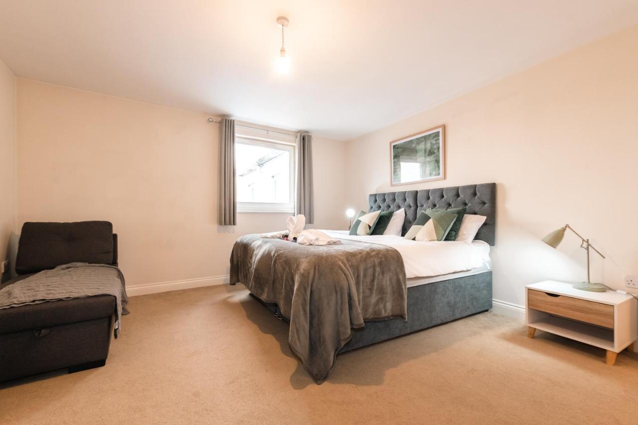 Price! - Huge 3 Bed 2 Bath Centre Floor Apartment, Up To 10 Guests - Free Secure Parking - Smart Tv - Singles Or King Size Beds