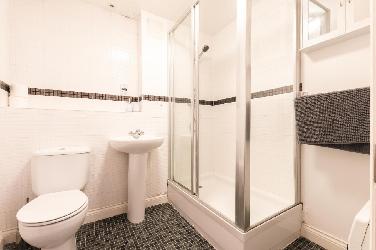 Price! - Huge 3 Bed 2 Bath Centre Floor Apartment, Up To 10 Guests - Free Secure Parking - Smart Tv - Singles Or King Size Beds Apartment *
