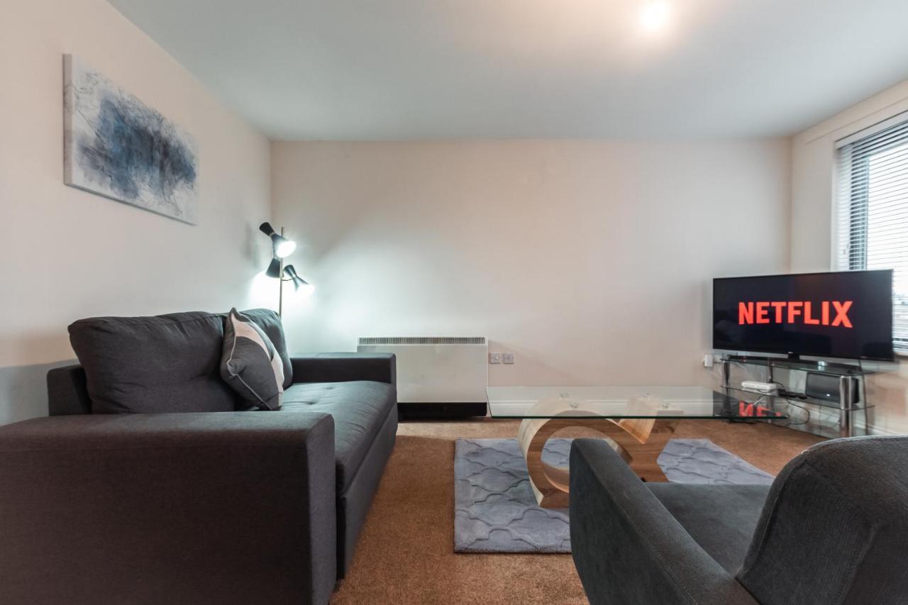 Apartment Price! - Huge 3 Bed 2 Bath Centre Floor Apartment, Up To 10 Guests - Free Secure Parking - Smart Tv - Singles Or King Size Beds *