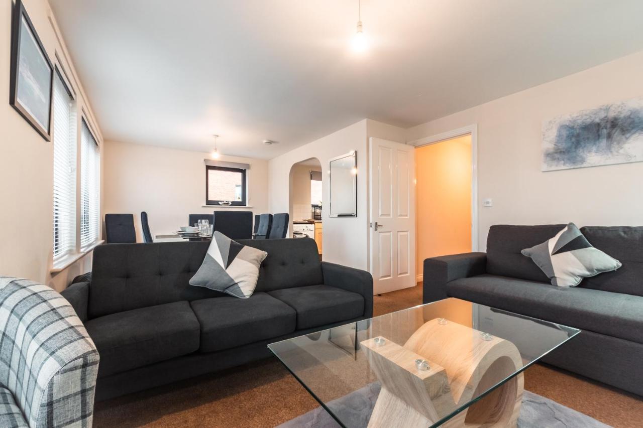 Price! - Huge 3 Bed 2 Bath Centre Floor Apartment, Up To 10 Guests - Free Secure Parking - Smart Tv - Singles Or King Size Beds *