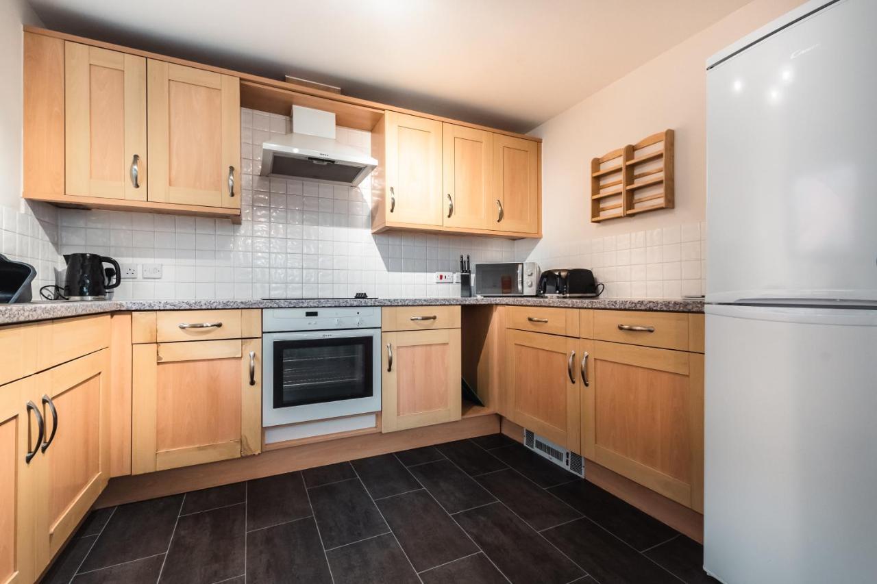 Price! - Huge 3 Bed 2 Bath Centre Floor Apartment, Up To 10 Guests - Free Secure Parking - Smart Tv - Singles Or King Size Beds Apartment *