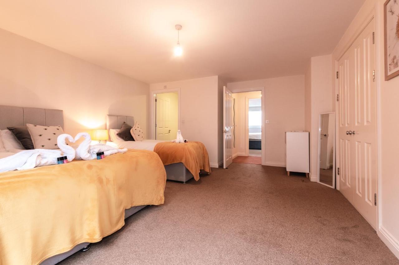 Apartment Price! - Huge 3 Bed 2 Bath Centre Floor Apartment, Up To 10 Guests - Free Secure Parking - Smart Tv - Singles Or King Size Beds