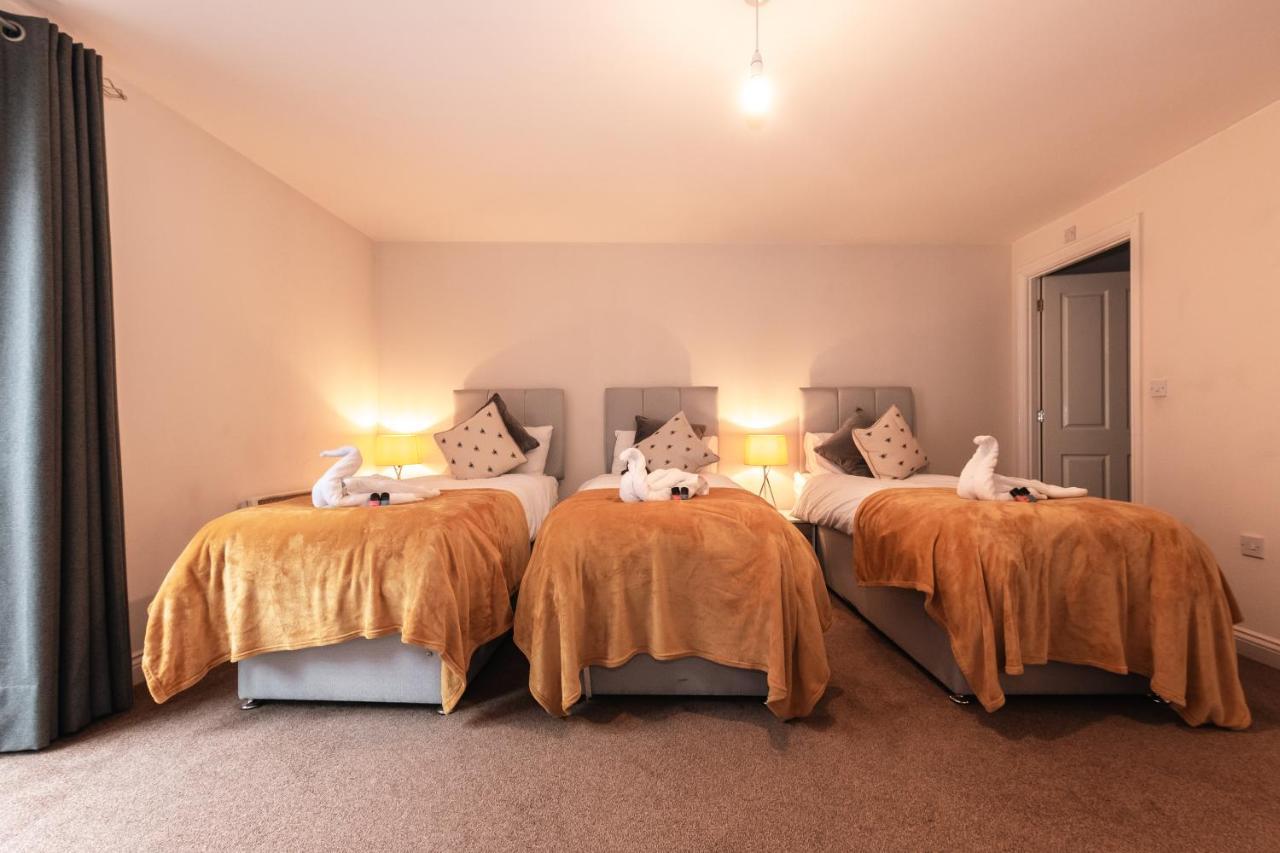 Price! - Huge 3 Bed 2 Bath Centre Floor Apartment, Up To 10 Guests - Free Secure Parking - Smart Tv - Singles Or King Size Beds *