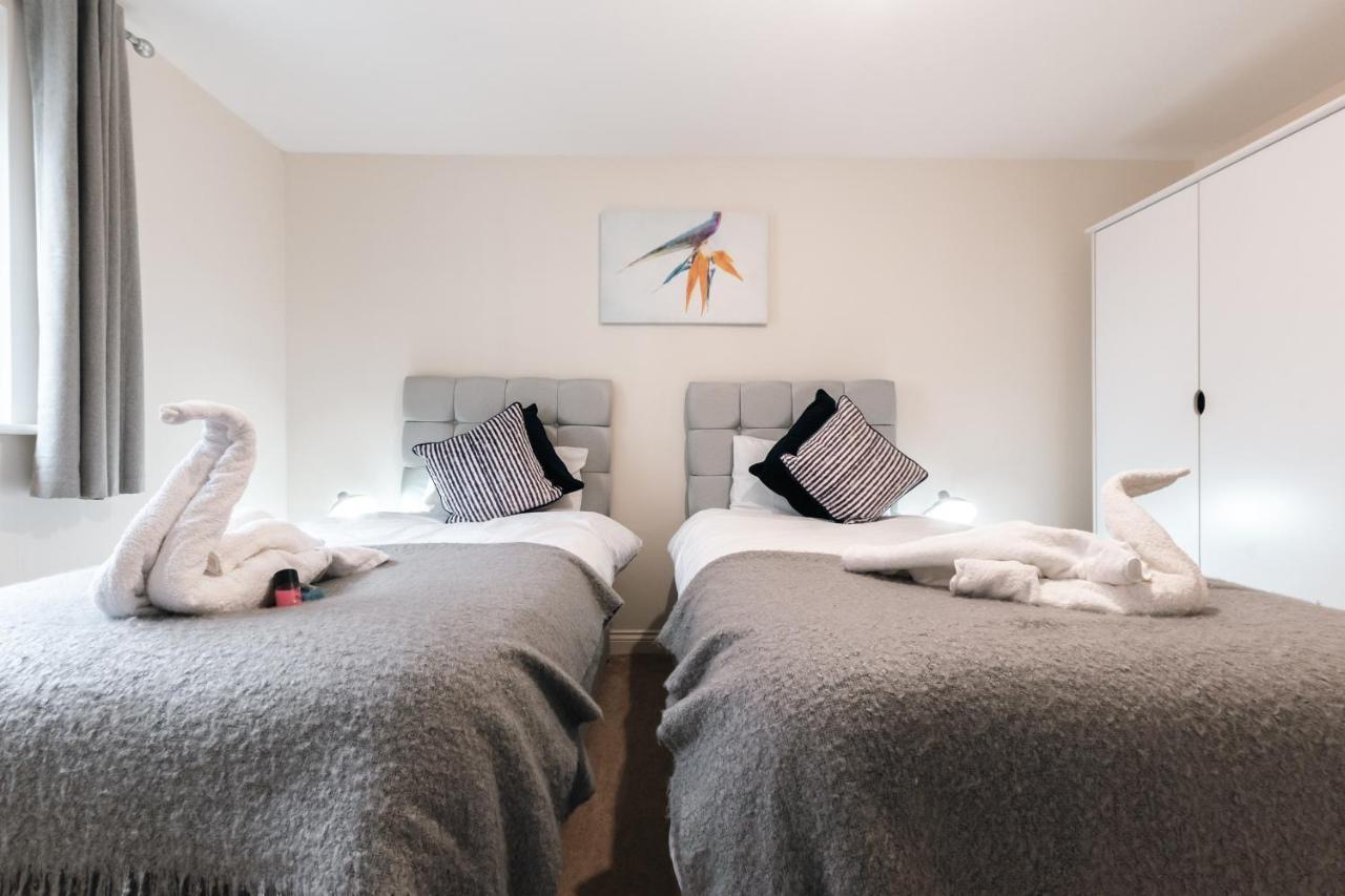 Apartment Price! - Huge 3 Bed 2 Bath Centre Floor Apartment, Up To 10 Guests - Free Secure Parking - Smart Tv - Singles Or King Size Beds *