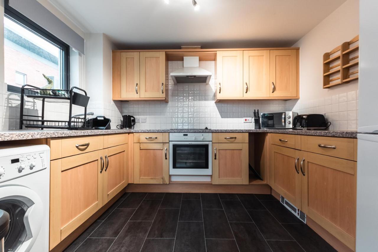Price! - Huge 3 Bed 2 Bath Centre Floor Apartment, Up To 10 Guests - Free Secure Parking - Smart Tv - Singles Or King Size Beds Apartment Southampton
