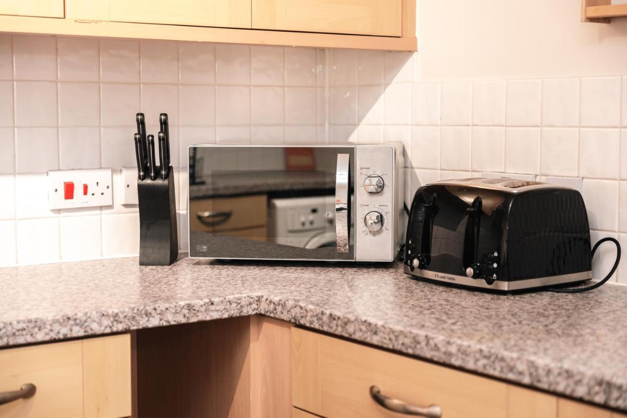 Price! - Huge 3 Bed 2 Bath Centre Floor Apartment, Up To 10 Guests - Free Secure Parking - Smart Tv - Singles Or King Size Beds * Southampton