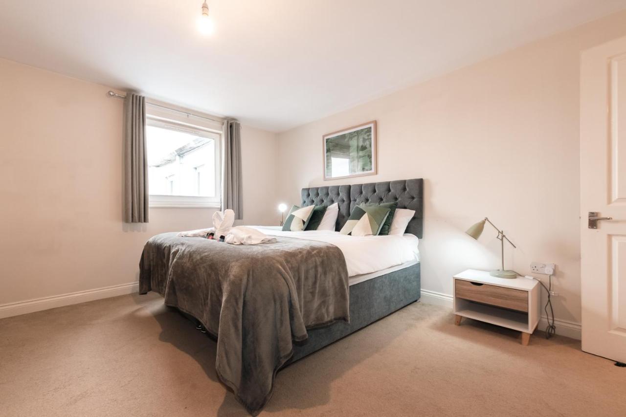 Price! - Huge 3 Bed 2 Bath Centre Floor Apartment, Up To 10 Guests - Free Secure Parking - Smart Tv - Singles Or King Size Beds Apartment