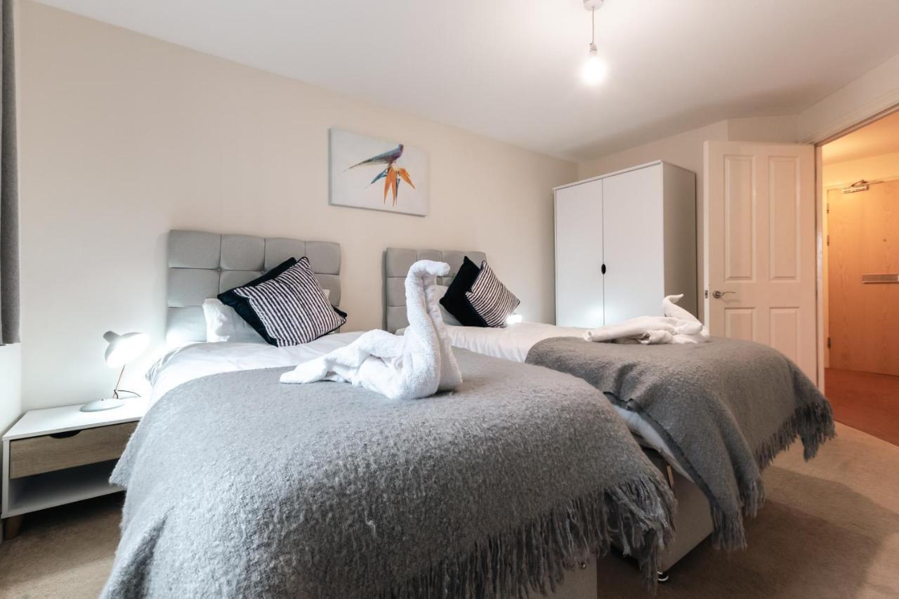 Price! - Huge 3 Bed 2 Bath Centre Floor Apartment, Up To 10 Guests - Free Secure Parking - Smart Tv - Singles Or King Size Beds