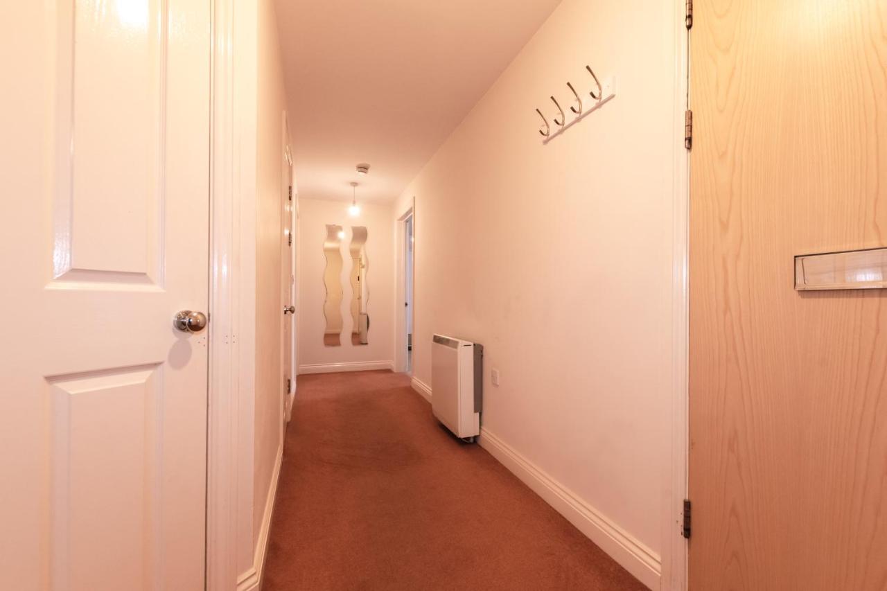 Apartment Price! - Huge 3 Bed 2 Bath Centre Floor Apartment, Up To 10 Guests - Free Secure Parking - Smart Tv - Singles Or King Size Beds