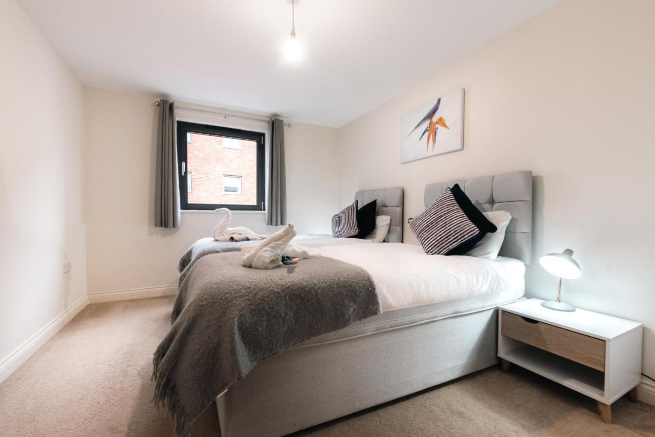 Price! - Huge 3 Bed 2 Bath Centre Floor Apartment, Up To 10 Guests - Free Secure Parking - Smart Tv - Singles Or King Size Beds *