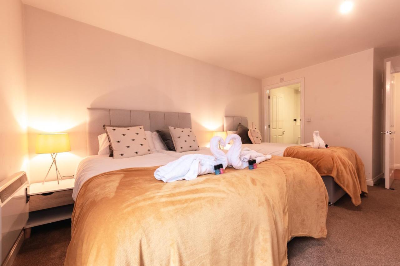 Price! - Huge 3 Bed 2 Bath Centre Floor Apartment, Up To 10 Guests - Free Secure Parking - Smart Tv - Singles Or King Size Beds Southampton